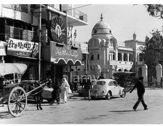 LahoreNama's tweet photo. بینک آف بہاولپور ،  کنگ ایڈورڈ میڈیکل کالج ،  فوکسی کار ، ٹانگے ،  بکسلے پینٹس اور فریش اپ سیون اپ کے سائن بورڈ،  پرسکون نیلا گنبد لاہور, 1960 کی ایک تصویر https://t.co/BpqEjvhbuq