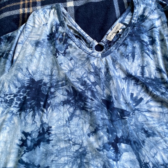 AKMLBMT's tweet photo. So good I had to share! Check out all the items I'm loving on @Poshmarkapp #poshmark #fashion #style #shopmycloset #absolutelyfamous #unbranded #americaneagleoutfitters: https://t.co/K4s14Vm534 https://t.co/9tz2UaAJYA