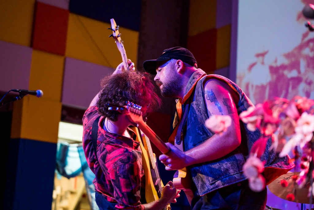 danaivesband's tweet image. on-stage guitarist-bassist flirtations 🤞

Photo by @BryceEllPhoto

#dingwall #concertrecap #bassists #guitarists #concertphotography