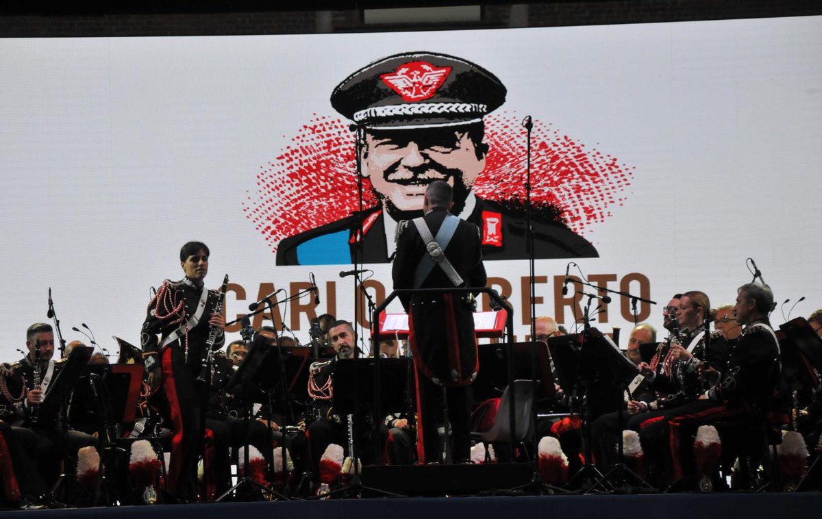_Carabinieri_'s tweet photo. Milano: la Banda dell’Arma dei Carabinieri rende omaggio al ricordo del Generale Carlo Alberto dalla Chiesa con un concerto al Castello Sforzesco
#Carabinieri #dallaChiesa40 https://t.co/pwQzNKa9L3