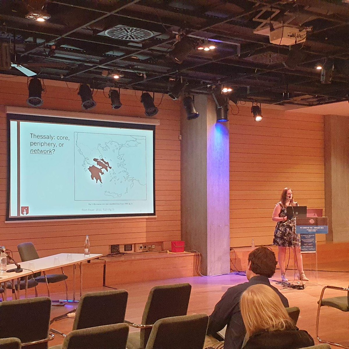Feeling very grateful to have been given the opportunity to present my @ArtsHDR_MQ research at the #connectedpast conference Friday, connect with other researchers, & receive positive feedback! Big thanks to @annacfcollar @tombrughmans and @CarlKnappett for organising this! 🤩