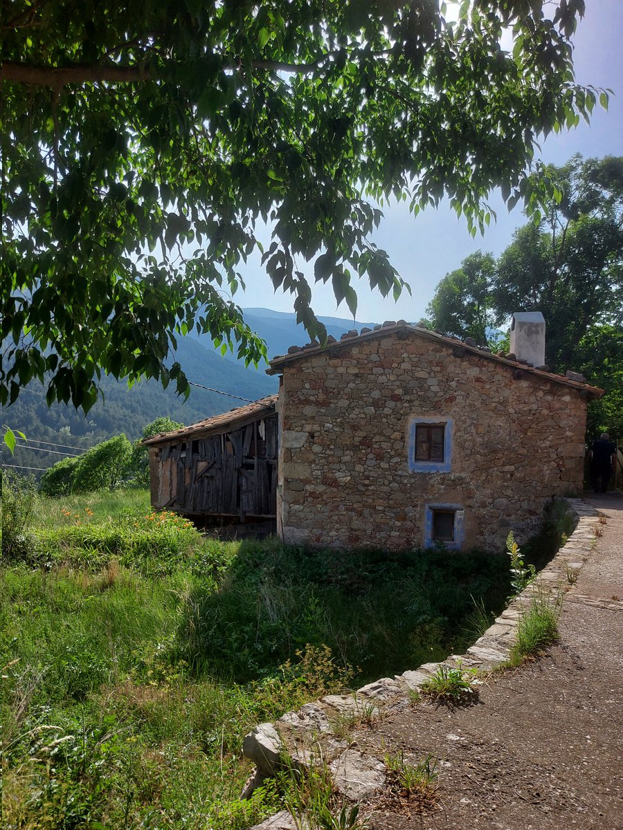 martamasies's tweet photo. Avui he sapigut que aquesta masia que vaig visitar fa uns mesos es ven. Està situada a l'Espà (Berguedà), té 250m2 construïts i 58.900 m2 de terreny. En demanen 250mil €. Més info a Calfarines365@gmail.com. https://t.co/6l9ixWmgr6
