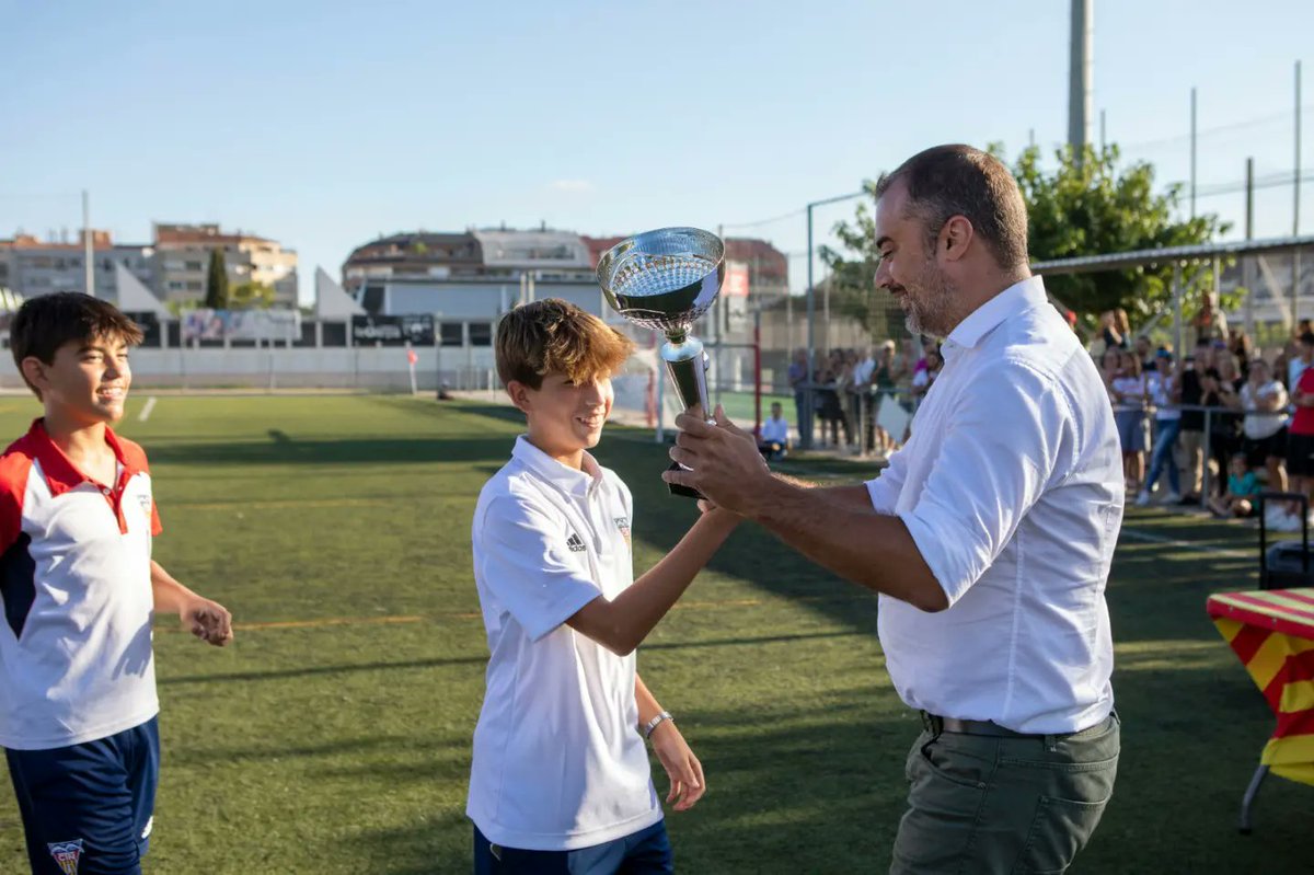 jordi_ballart's tweet photo. ⚽🏆 Després de dos anys sense haver pogut celebrar-lo, el @CNTfutbol ha acollit aquest cap de setmana el 28è Torneig de Futbol Base. Un plaer haver pogut ser partícip de les ganes i la il·lusió d'aquests petits gran jugadors i dels seus clubs i famílies! 👏🏼 https://t.co/iz6SulHmVa