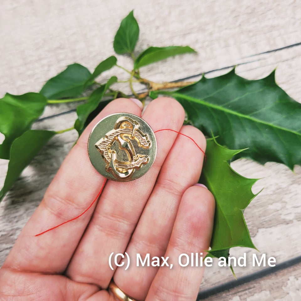 maxollieandme's tweet photo. Christmas Santa Claus lost metal button with red cotton knotted to the back where it has fallen from Santa £6.80 FREE UK postage https://t.co/P0Uwq0tCHi via @Etsy #Etsy #SantaButton #ChristmasEveBoxFiller #HandmadeHour #ShopIndie #MHHSBD #CraftBizParty https://t.co/SFE5MZskox