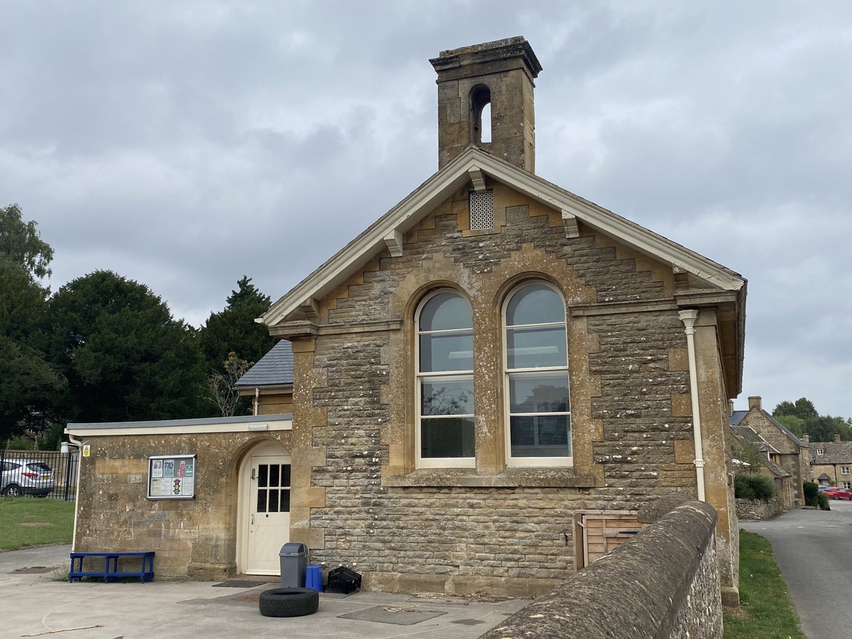 Megthelibraria1's tweet photo. A fine looking school #schools #GuitingPower https://t.co/dFxIA9n3VP