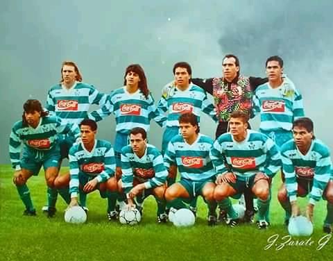 UniformesSelec1's tweet photo. Uno de los uniformes mas bonitos en la historia de Santos Laguna y de la primera división.
En manga larga se ve simplemente hermoso.
¿A jugadores reconocen? https://t.co/zKhusun0HV