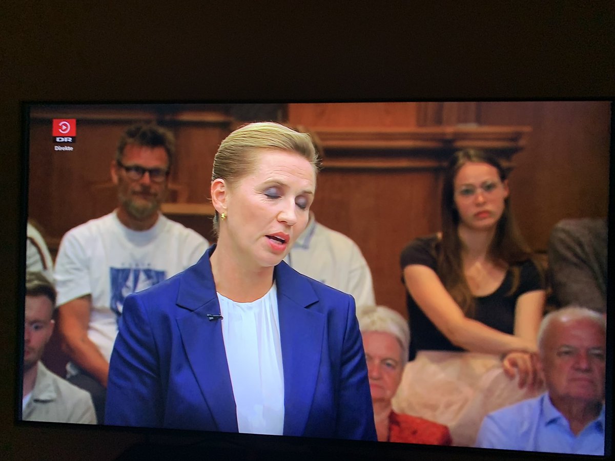 MLundbyHansen's tweet photo. Statsministerdebat 

Hvorfor kan Mette Frederiksen IKKE unde en arbejder, at han beholder flere af sine egne hårdt tjente penge 

En arbejderfamilie opnår 11.000 kr. ekstra via den @KonservativeDK 2030-plan https://t.co/aYIpi7xHXx
