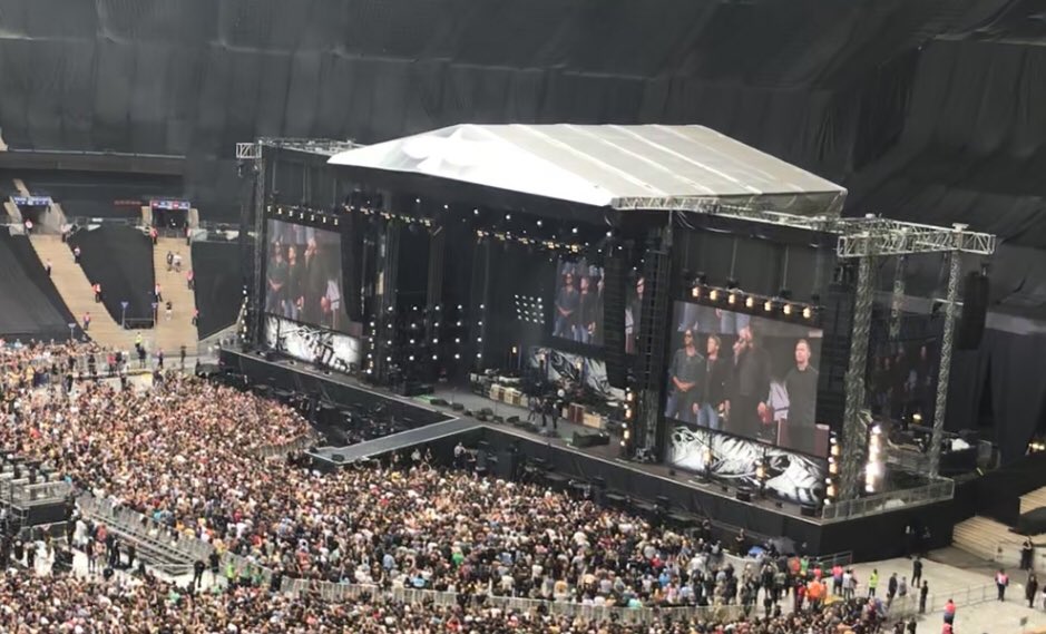 steve_laing1's tweet photo. Sing, dance, laugh, cry, scream &amp; make some f**kin’ noise -Dave Grohl’s request at start of #taylorhawkinstribute . For the next  6 hours everyone in @wembleystadium did precisely that. Hugely emotional. @foofighters #TimesLikeThese #Everlong https://t.co/m4fOqwEgGE
