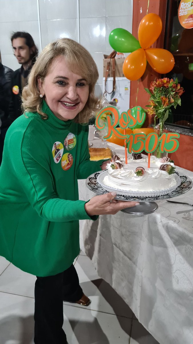 rosimaldaner's tweet photo. Teve bolo personalizado e muito afeto! A política nos faz encontrar muitas pessoas legais, atenciosas e isso sempre foi uma das razões para seguir firme e acreditando. https://t.co/sZyw4GRMy9