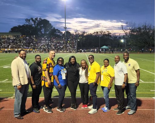 freddiekingiii's tweet photo. #IYKYK
🏈 Battle for Algiers.
🏈 @EdnaKarrHS vs. @lblandryhso. 

The "Battle of Algiers" 2022 High School Football rivalry was one for the ages. Congratulations to the Karr Cougars on their victory. Both teams put their all into the game! 

#fkiii #districtc https://t.co/SbxxIU3b53