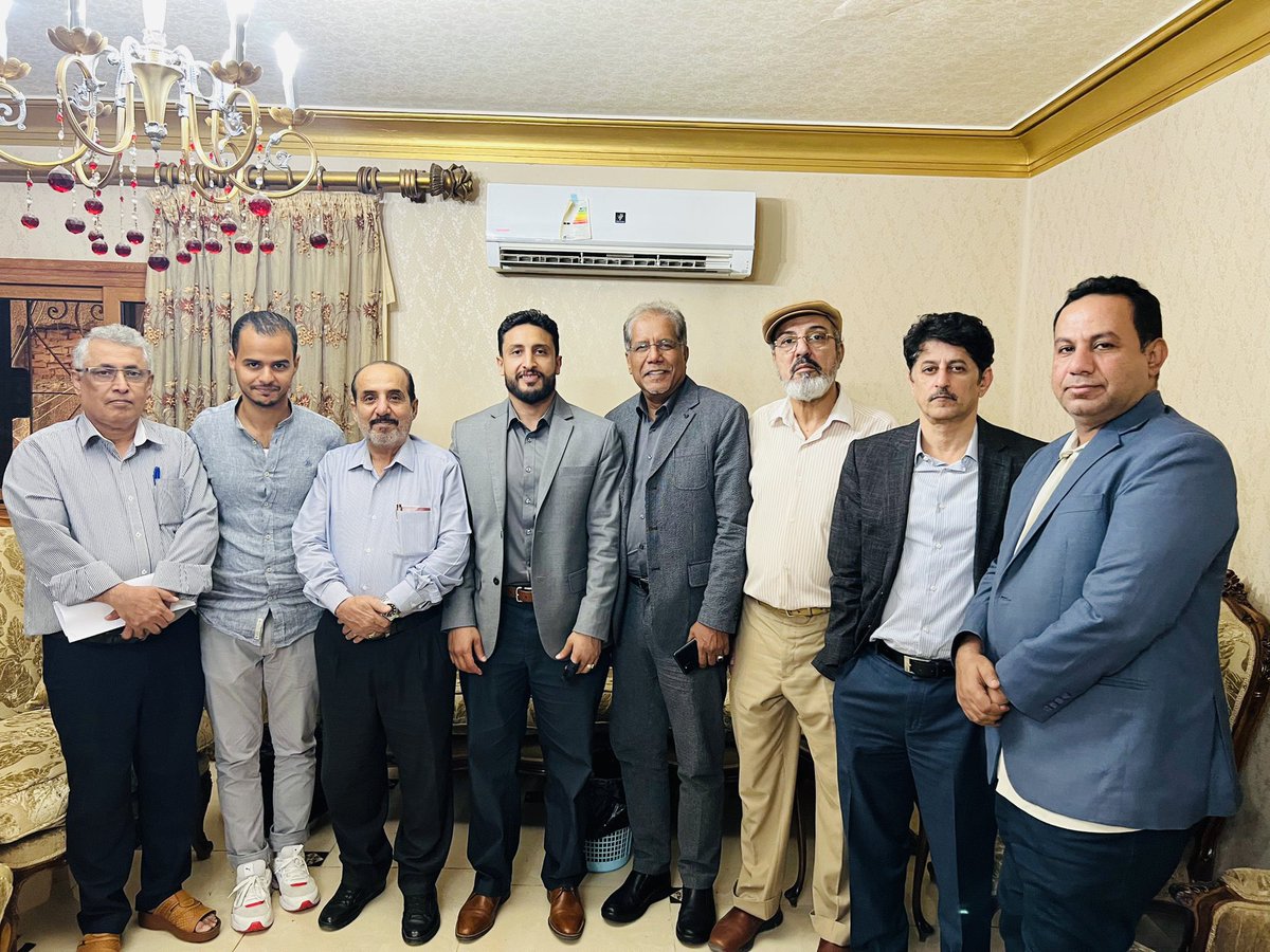 صورة تجمع فريق الحوار الجنوبي الخارجي برئيس الحراك الجنوبي السلمي ووزير العدل ألاسبق الأُستاذ علي هيثم الغريب.