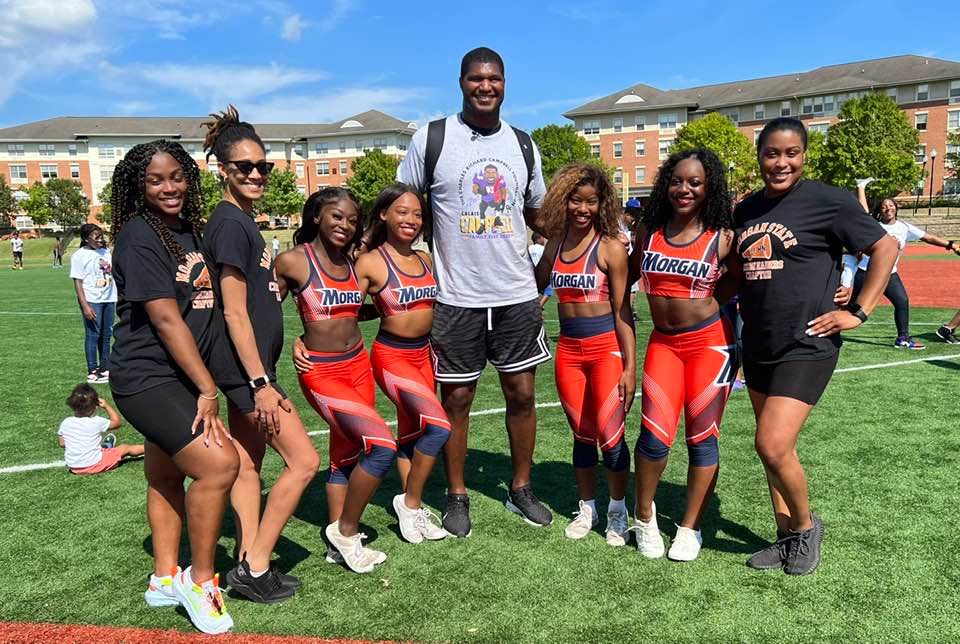 MorganStBears's tweet photo. 🐻Present Cheer Bear’s teamed up with Alumni Cheer Bear’s (pictured with @Ravens' @CalaisCampbell) for a youth camp sponsored by the Ravens.
#GoBears🔷🔶 https://t.co/yYtyjNAbAa