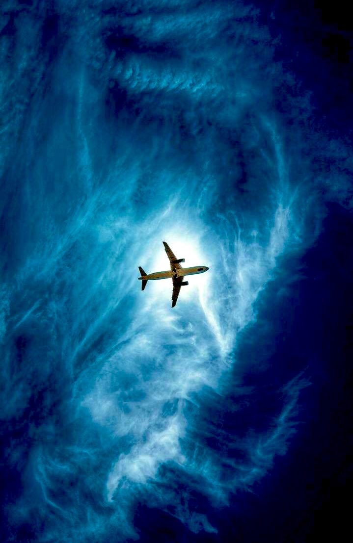 🛫 
اتمنى لو أكتب عن "الطيران" كما لم يكتب أحد..!
- عن الطائرات التي تعبر المحيط في الغسق متجهة إلى الشرق البعيد، عن الاحلام العائمة بين السماء والموج، عن الحيوات القصيرة التي بعمر ساعات، تموت لتولد من جديد في تناسخ عجيب للدروب والوجوه والوجهات.
..