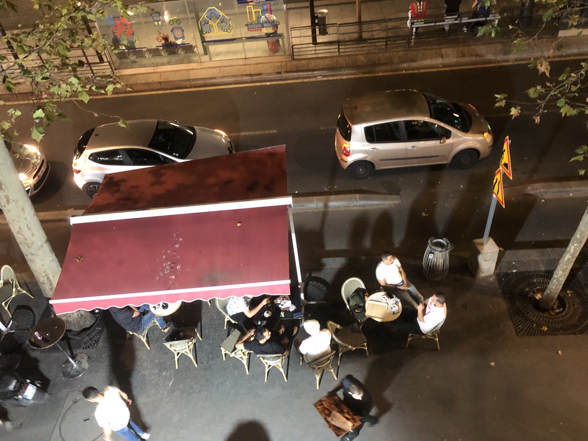 AvenirBessieres's tweet photo. Quelle activité pour une boulangerie à 21h37… ! 
Des terrasses bondées (d’hommes uniquement)de bien plus d’1 mètre de large et tant de voitures en double file…
Le marché du pain n’a aucun souci à se faire 😓.
#123bdBessieres #Paris17 #nuisances  @geoffroyboulard @CarolineYADAN https://t.co/2n9LxnNXJS