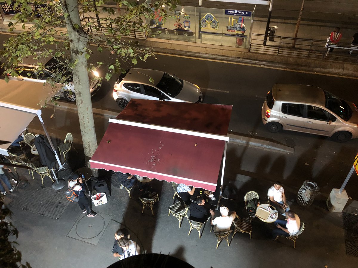 AvenirBessieres's tweet photo. Quelle activité pour une boulangerie à 21h37… ! 
Des terrasses bondées (d’hommes uniquement)de bien plus d’1 mètre de large et tant de voitures en double file…
Le marché du pain n’a aucun souci à se faire 😓.
#123bdBessieres #Paris17 #nuisances  @geoffroyboulard @CarolineYADAN https://t.co/2n9LxnNXJS
