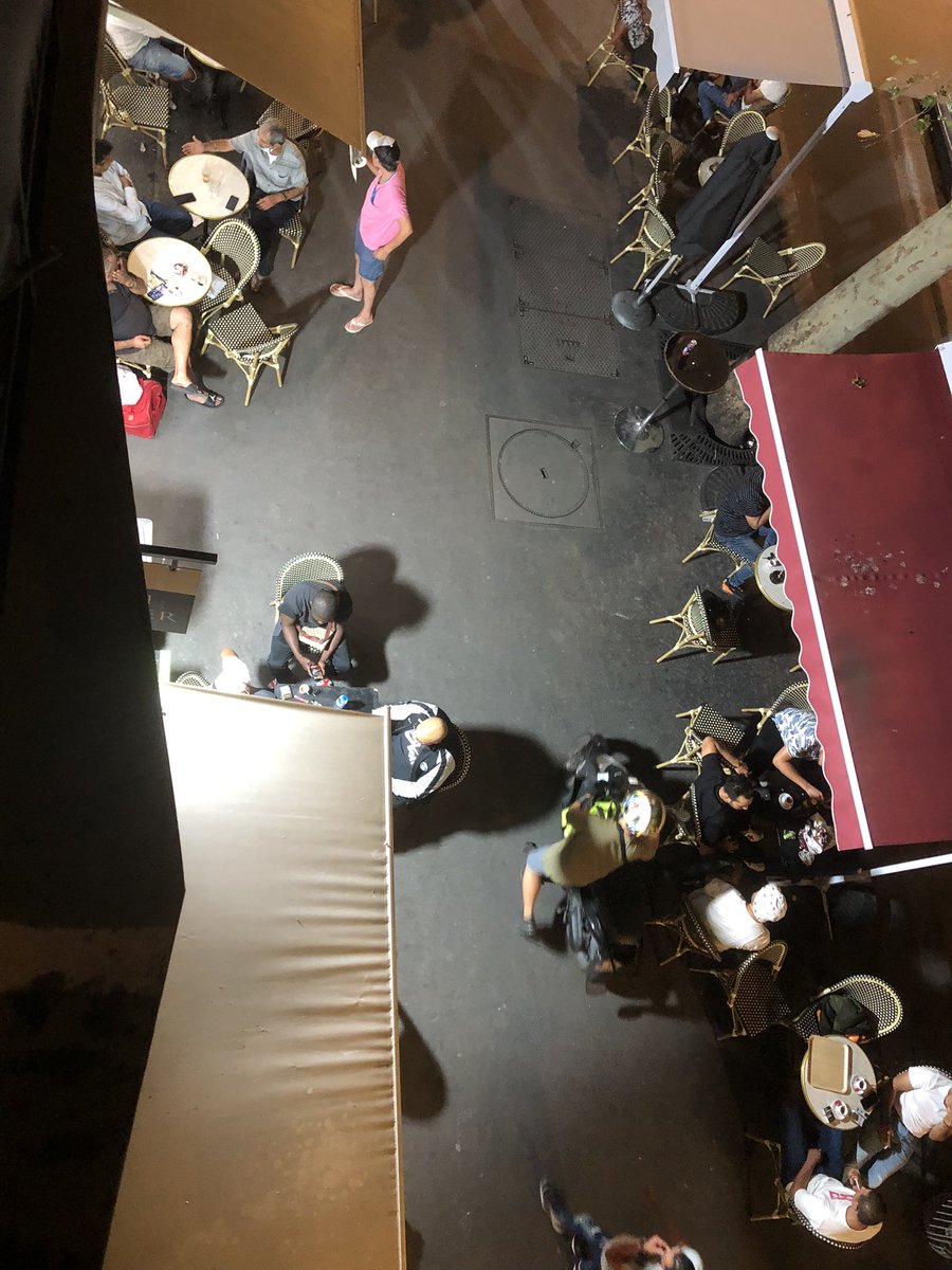 AvenirBessieres's tweet photo. Quelle activité pour une boulangerie à 21h37… ! 
Des terrasses bondées (d’hommes uniquement)de bien plus d’1 mètre de large et tant de voitures en double file…
Le marché du pain n’a aucun souci à se faire 😓.
#123bdBessieres #Paris17 #nuisances  @geoffroyboulard @CarolineYADAN https://t.co/2n9LxnNXJS