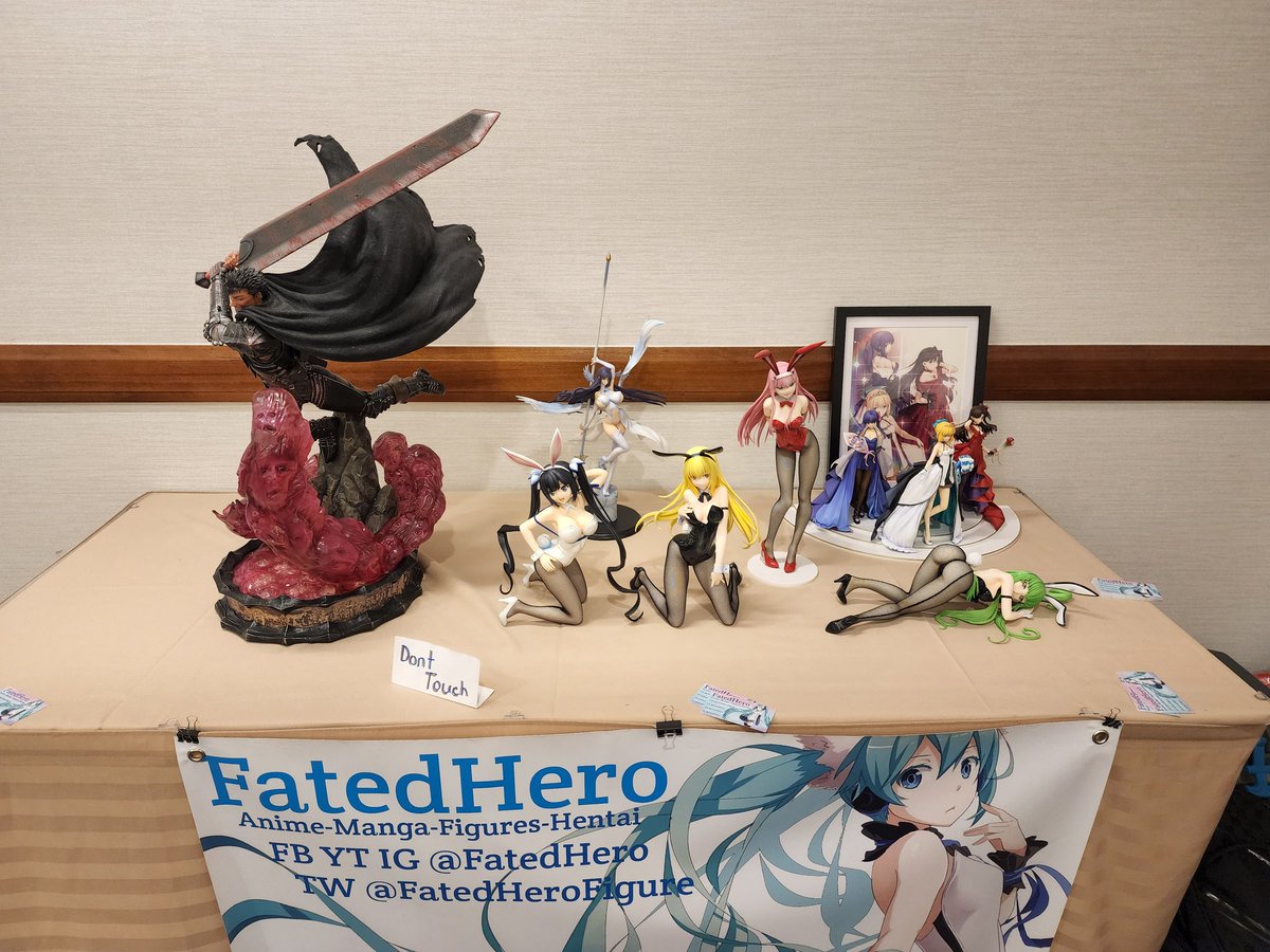 FatedHeroFigure's tweet photo. Guts holding down the table( for real he's heavy) for these lady's https://t.co/zI7DMGyymZ