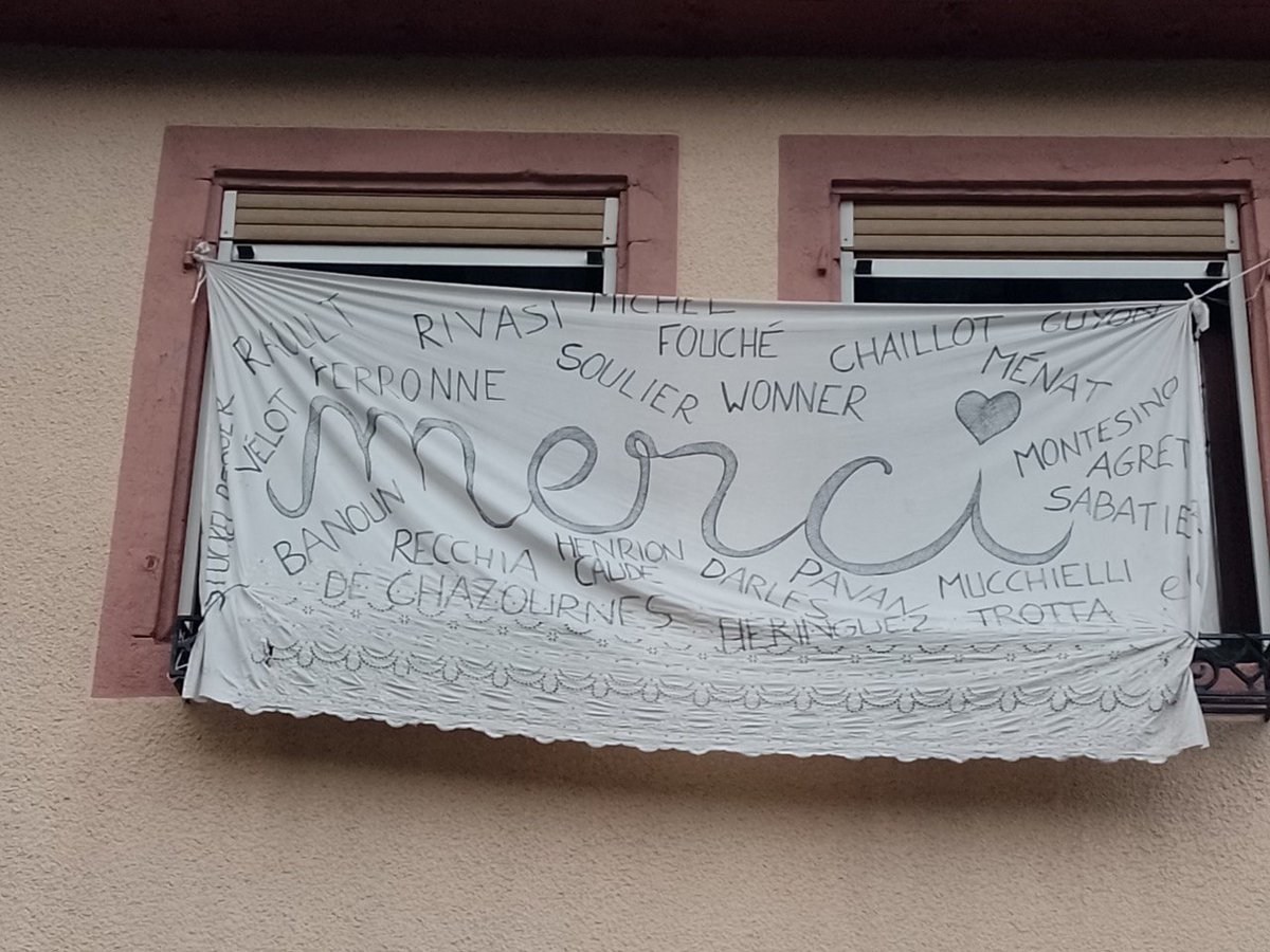 Deux fenêtres d'une école dans un village d'Alsace...et ce mot...
Merci pour ce geste qui nous touche, chacun, chacune..
#Ensemblepourleslibertés