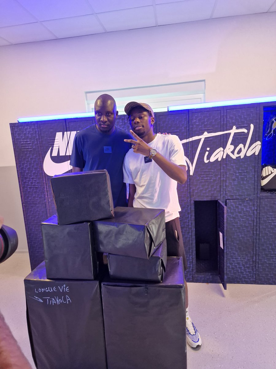 AssociationASAD's tweet photo. ❤️ Merci @Tiakola_Meloo…vraiment MERCI.🥹

☑️ 100 enfants = 100 paires de Air Max
☑️ 100 enfants = 100 kits de fournitures scolaires (trousse complète, agenda, cahiers, etc.)
☑️ Vidéo-projecteurs &amp; co offerts à l’association ASAD pour l’aménagement de ces nouveaux locaux. https://t.co/KZK7hi13uv