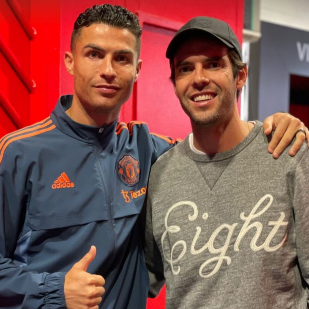 InvictosSomos's tweet photo. Pero miren nada más este reencuentro. Kaká visitó a Cristiano Ronaldo en Old Trafford. Figuras icónicas. Ídolos del fútbol mundial. LEYENDAS TOTALES. https://t.co/lMcYQWAIE5