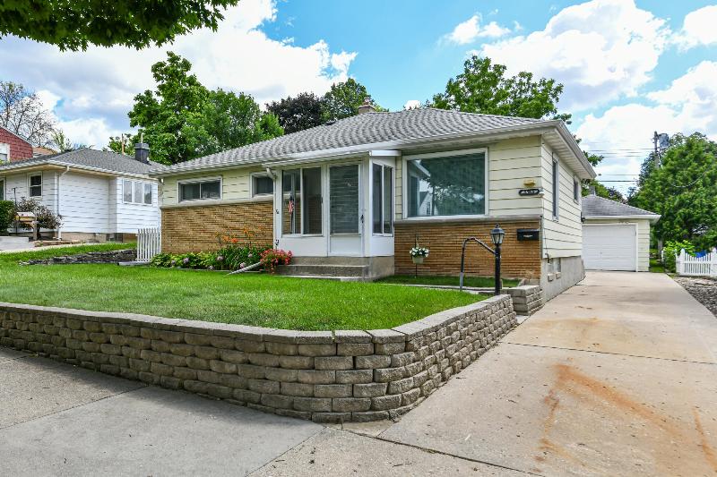 KathyBohn's tweet photo. Charming 4 BD/ 3 BA in Milwaukee has a lot to offer. Call/text/DM me for info.  https://t.co/PL6nbUfSSW https://t.co/pBa4RLNQt8
