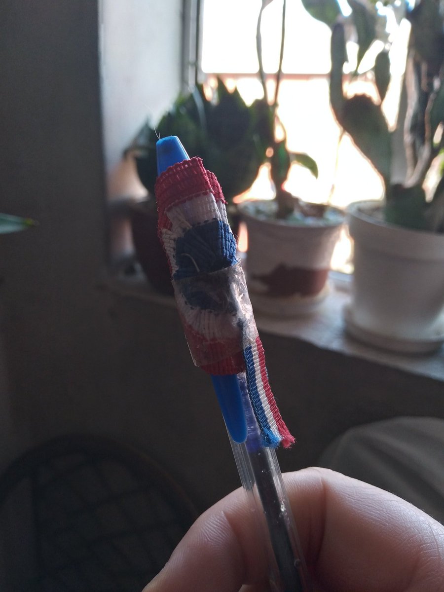 oeweona's tweet photo. Para las presidenciales mi mamá enchulo su lápiz y me dijo con este mismo lapiz votare apruebo, en marzo su corazon dijo hasta aquí mamita, si que hoy vote con él, es un voto que vale por dos APRUEBO https://t.co/VuUDBvhMJe
