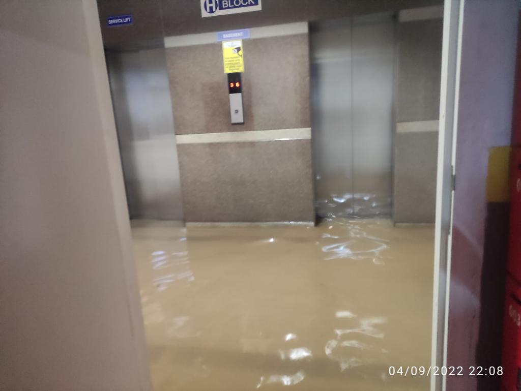 #BellandurFloods
#ITCorridorSinks

Adarsh Palm Retreat, Off ORR &amp; Doddakanneli