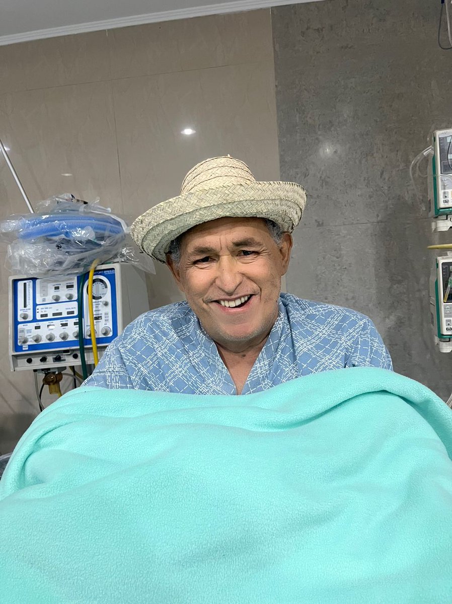 elenaibarreto's tweet photo. Han sido días difíciles pero verte sonreír después de todo lo que ha pasado me llena de alegría papá @Gibarreto47 . Deseo que todo regrese a la normalidad para que regreses a casa🥹❤️ Mamá, Cruz y yo te extrañamos. - Fecha 04.09.2022 / Maturín - Unidad de Cuidados Intensivos. https://t.co/1TQHKbkPT7