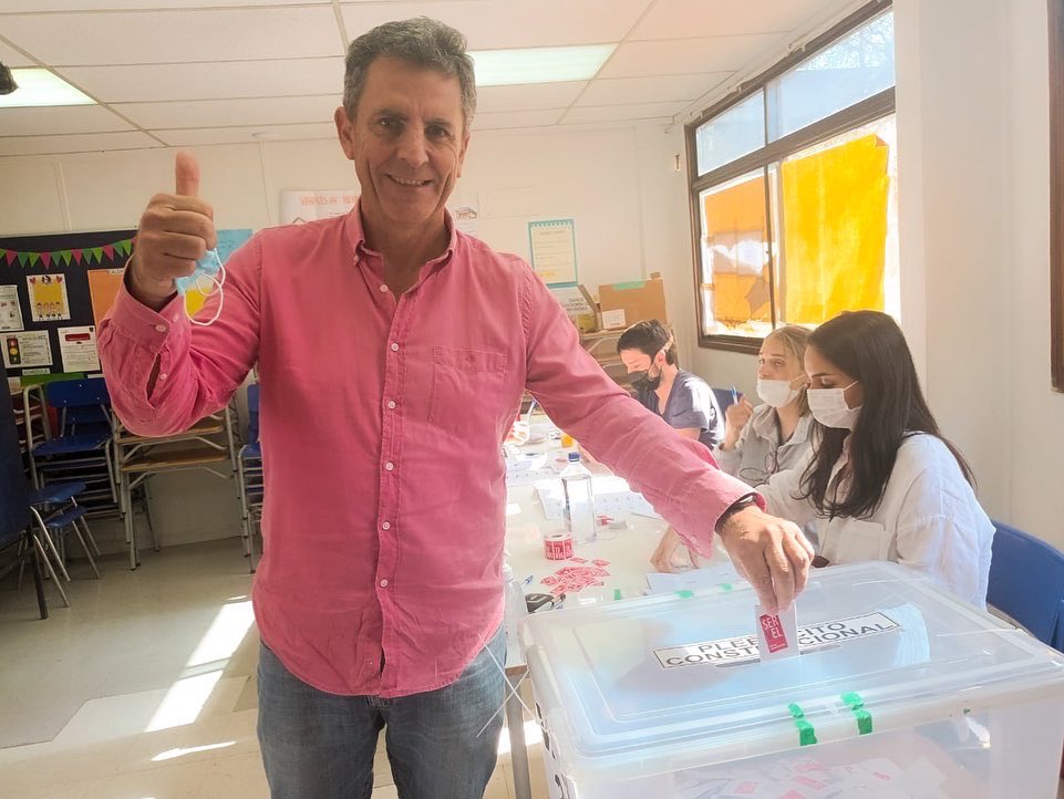 carreragonzalo's tweet photo. Feliz de haber votado #Rechazo!!! Hoy derrotaremos al comunismo por segunda vez y desde mañana a trabajar para solucionar los problemas que afectan a los chilenos: inflación, narco terrorismo, inseguridad, desempleo, falta de oportunidades y mucho más. https://t.co/G3Hf39jEB1