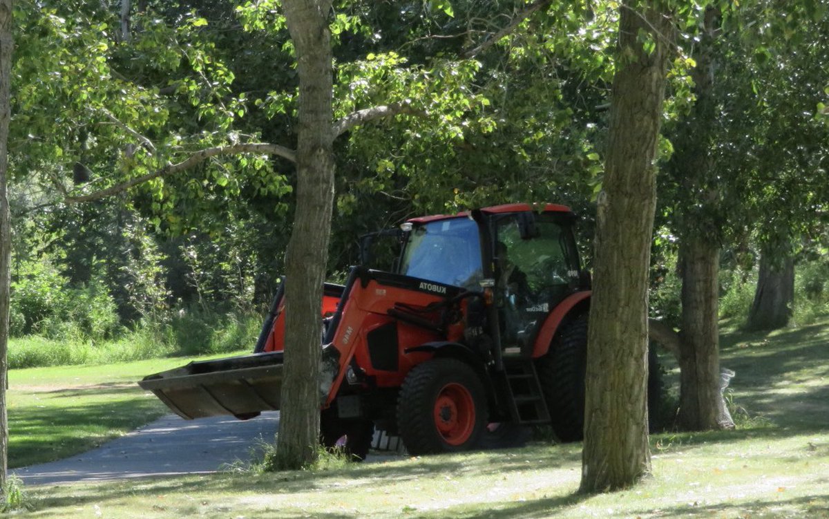 hapandcarol's tweet photo. #HAPPINESS is having city of Red Deer workers move the BIG rocks, that have been in a fenced compound, blocking a path for some time, into the water.Thus opening the path and creating a new area for sitting and enjoying the ponds &amp; all the pond life. #Bigrocks #movingrocks https://t.co/BeWiFDmGh4