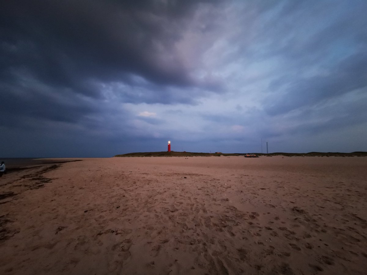 <a href="/DZK_Texel/">De Zee Kust TEXEL</a> <a href="/dezeekust/">De Zee Kust -DZK-</a> Maar vanavond wat minder #bewolking #regen #strand #vuurtoren #Texel