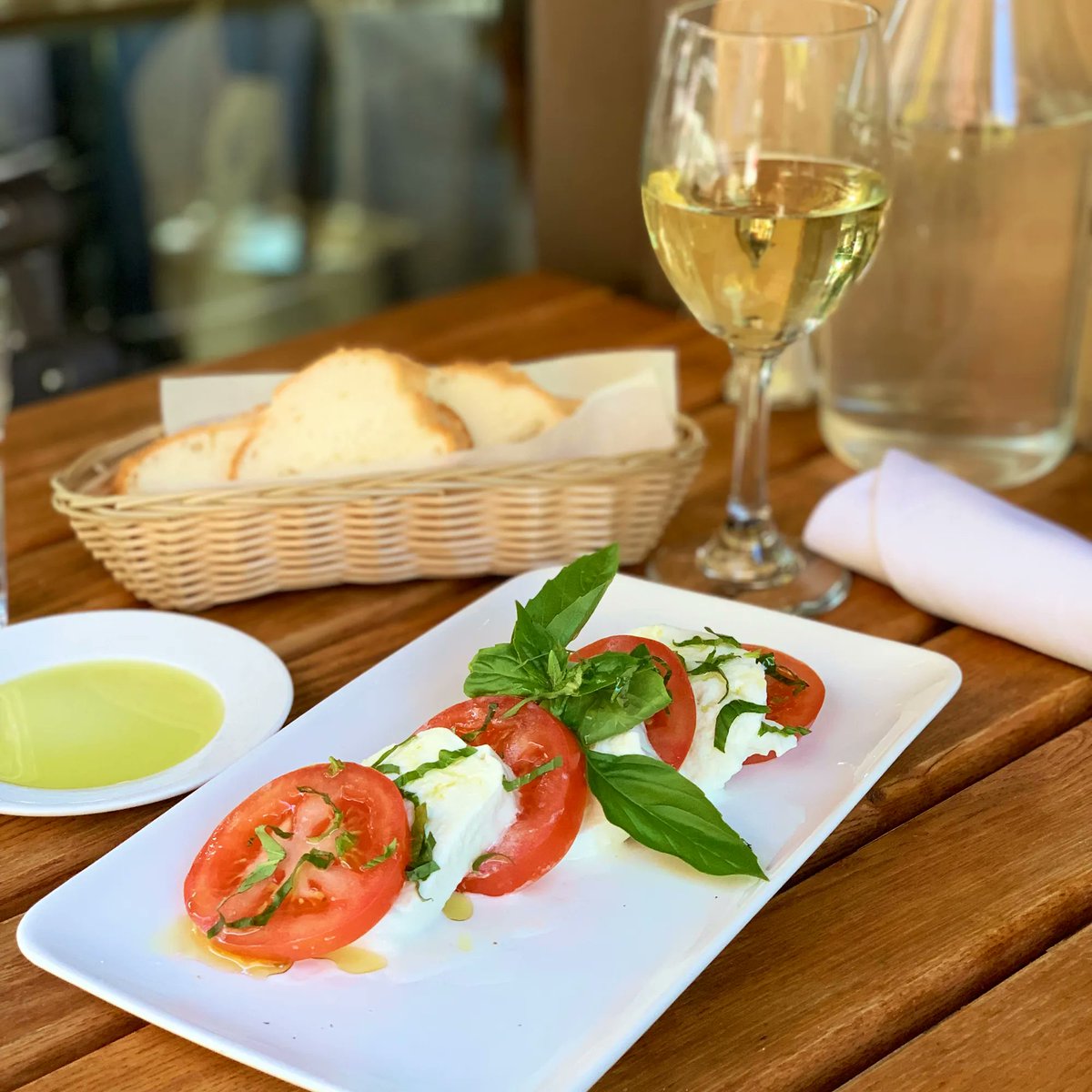 Just another beautiful evening in #NYC! 

Currently enjoying summer appetizers in our outdoor seating area on our quiet little street in Greenwich Village 🌷🌹🌷

#glutenfree