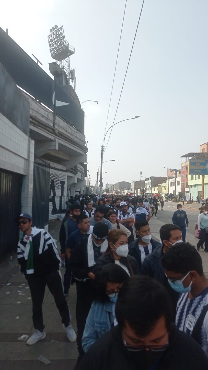 Liiiisset's tweet photo. @ClubALoficial Puertas cerradas, afuera gente con entrada 😰 https://t.co/0cutwbqi2J