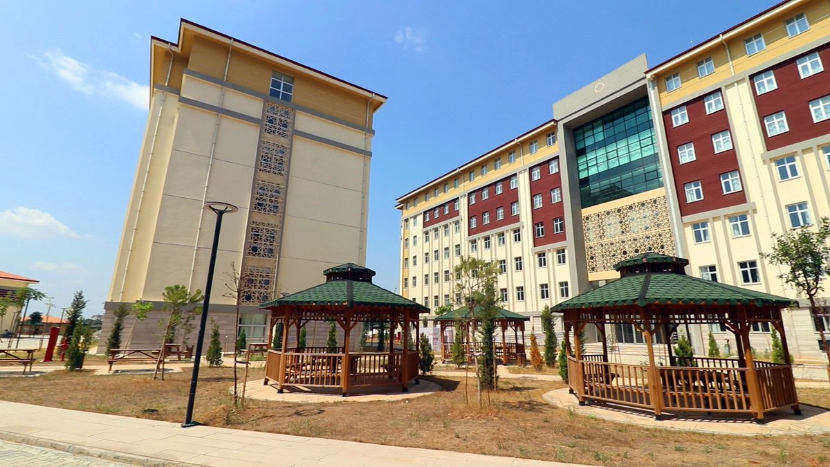 Kampüs içerisinde doğa ile iç içe bir yaşam... 
Her türlü sosyal donatıların mevcut olduğu otel konforunu aratmayan Beş Ocak Öğrenci Yurdumuz 1320 gencimize bu dönem de yuva olacak.

Adana #GSBYurtları tam kapasite yeni döneme hazır!