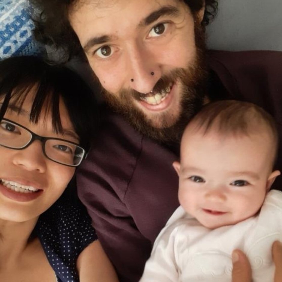 Guiyerbass's tweet photo. Gracias por cada sonrisa, cada llanto, cada mirada que me regalas, día tras día con toda tu enorme y luminosa energía. 

Os presento mi más hermoso tesoro, Eiko. 
El mejor festival que tendré jamás. 

Una imagen vale más que mil palabras.
Mamá, papá e hija. 💙💛💚 https://t.co/Ca7UvUNH5X