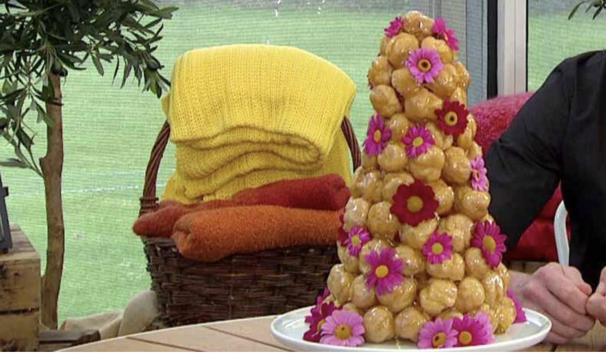 Hvis man forventede at Pape ville falde sammen som en vandbakkelse, man får åbnet ovnlågen for tidligt for, blev man skuffet i aften! Der er potentiale for bagedystklassikeren croquembouche #dkpol #statsministerkandidater