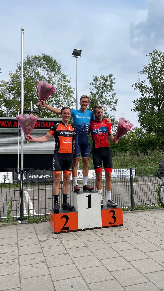Mooie prestaties SwABo(Avanti)renners dit weekend...
Tom Wijfje won gisteren de Ronde van Sint Pancras, Frits van Gemeren werd op een paar duizendsten tweede in de Wielerronde van Dordrecht en legde vandaag beslag op de eerste plek in de 100 van Sloten.