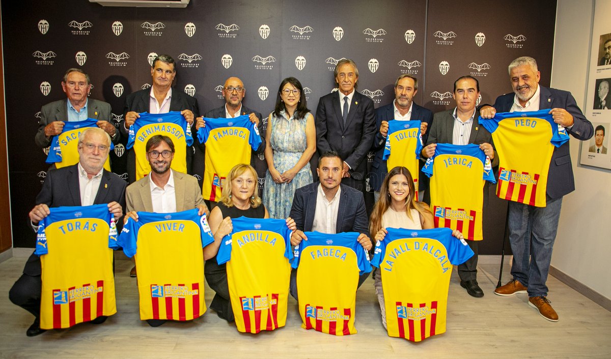 valenciacf's tweet photo. Juntos somos un EQUIPO

Tots a una veu. AMUNT! 🦇

#CORVCF 
#ADNVCF https://t.co/J69slO695T