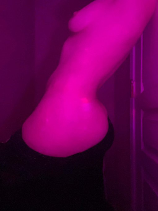 Not quite new to nsfwtwt 😉              21 years old 💖                                         🖤 she/her<a href="/tag/nsfwtwt"class="tags"><span>#nsfwtwt</span></a>