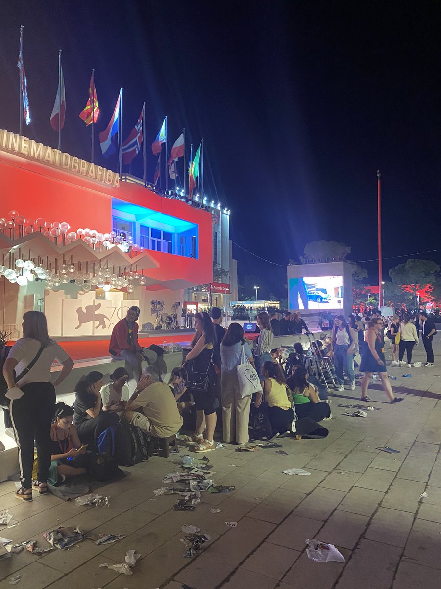 douglasgrnwd's tweet photo. Harry Styles is in Venice. The stans have arrived at the red carpet barrier — an actual crowd 24 hours before he walks it. https://t.co/r9npy8zTba