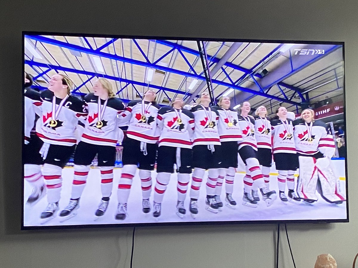 Gold for <a href="/HockeyCanada/">Hockey Canada</a> <a href="/IIHFHockey/">IIHF</a> !! #backtoback Great game, ladies!
