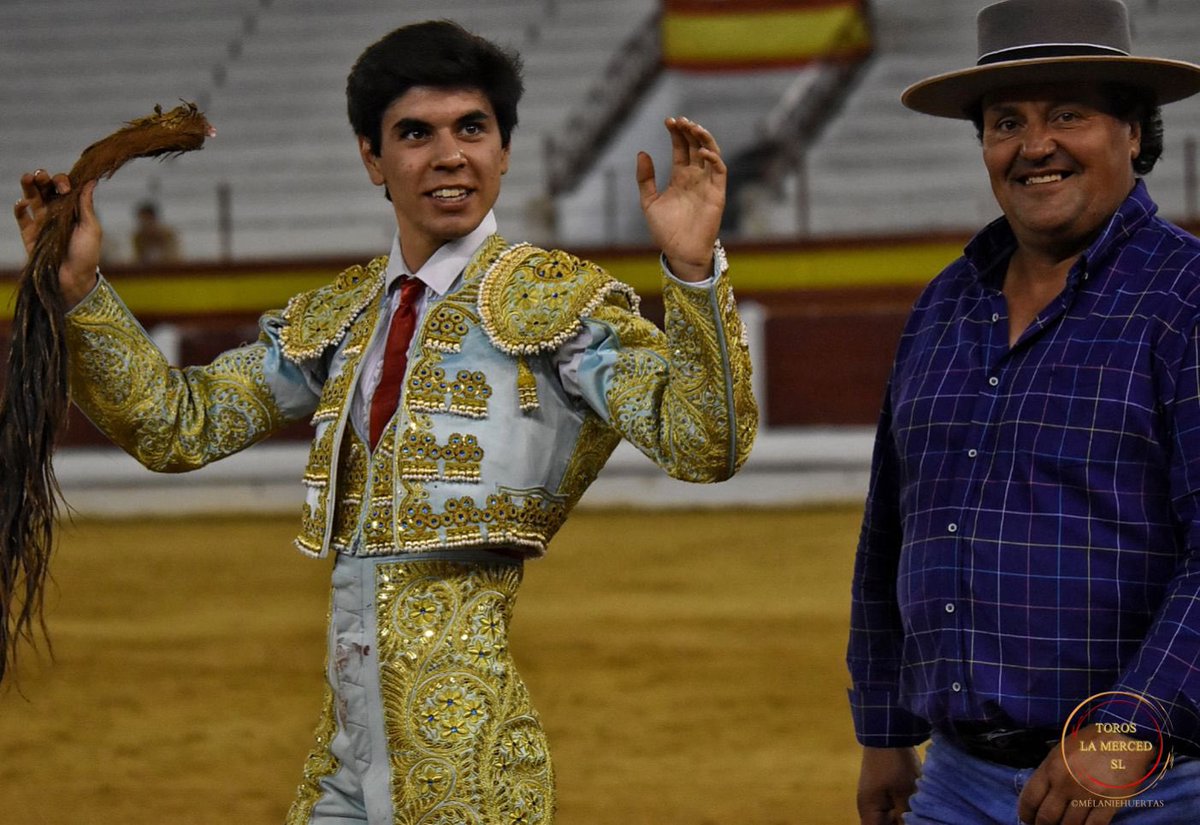 merida_toros's tweet photo. 📸 DOS OREJAS Y RABO para Sergio Sánchez en el 3️⃣ de la noche #Merida22
📆 4 de septiembre 🐂 La Glorieta #ElToreoEterno
@huertas_melanie https://t.co/YSeMSriNiT