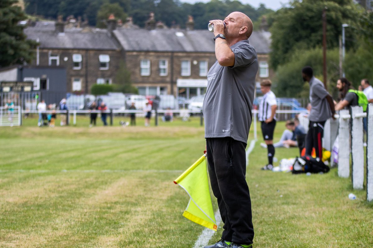 MarkDParsons's tweet photo. Thirsty Work
#football #nonleague #grassroots #liner #assistantrefferee #marsdenfc #marsden #thornesians #yaafl #huddersfield #wakefield #westyorkshire https://t.co/FB3HnXaRLB
