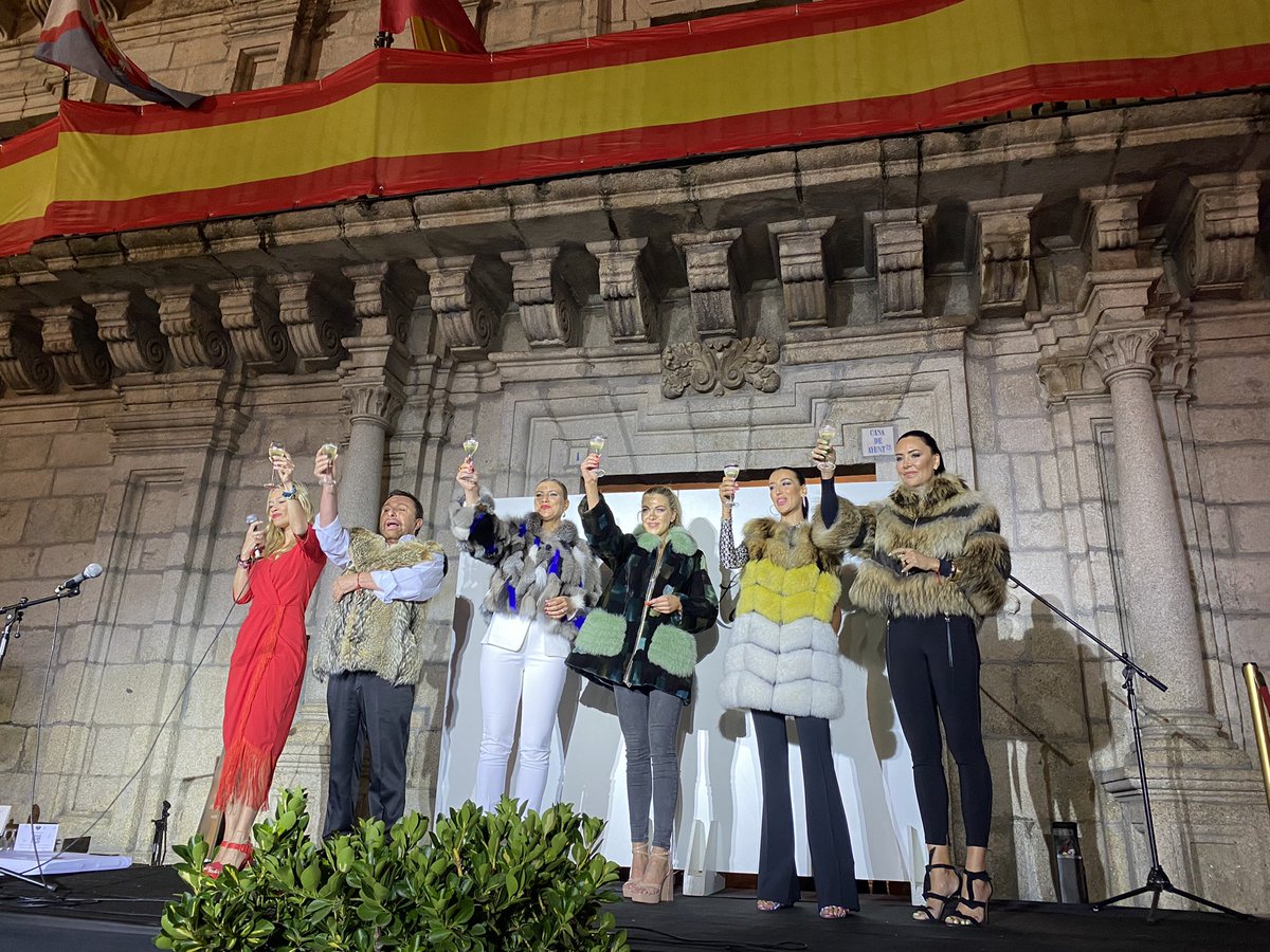 #DesfileJulioLama #Ponferrada #FiestasdelaEncina <a href="/demiguelm/">MariaDMiguel</a>: “la vida es cuestión de actitud” 👏👏👏👏 Felices Fiestas