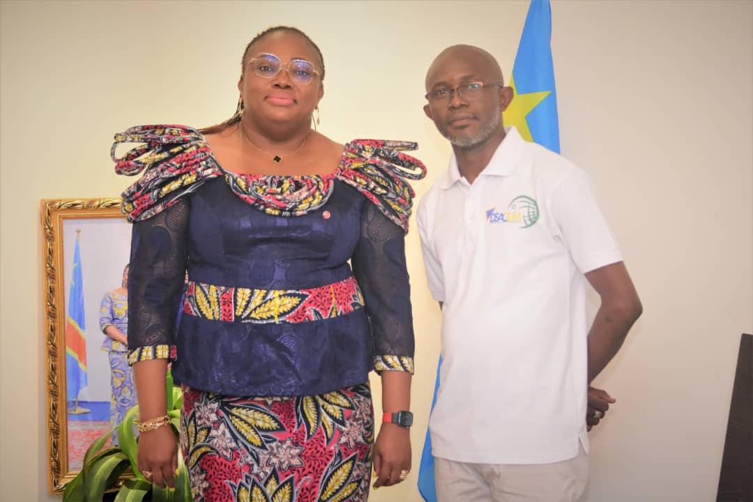 ApandaBada1's tweet photo. Noble est de soutenir des actions  entreprises par @fatshi13 et son gouvernement  de @LukondeSama pour une matérialisation afin de développer les 145 territoires dont le projet est dirigé par @GuyLoando_ .Vive @ICB_RDC et son initiatrice @Cathy_Botema ,@DeniseNyakeru ,@MinAT_RDC https://t.co/xKyM9NSCk7