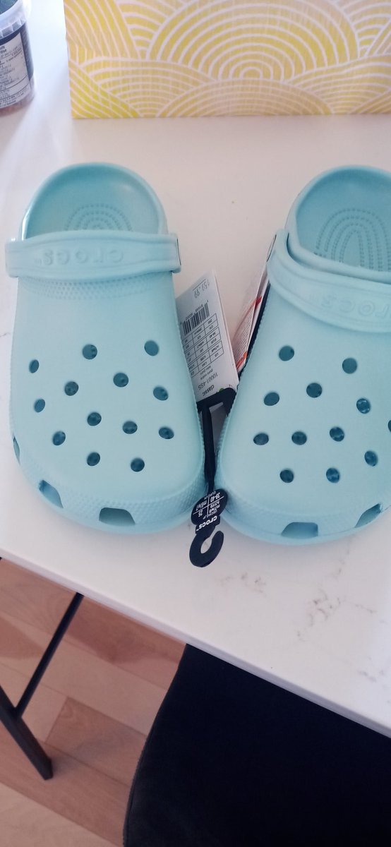 Jeantoutcourt2's tweet image. Fait que l'innocent (le 15 ans pour ceux qui me connaissent pas) va à la fête d'une amie. Devinez ce qu'il lui a acheté comme cadeau? 😋😋😋
#FilsASonPere
#HatersGonaHate 
#CrocsForLife