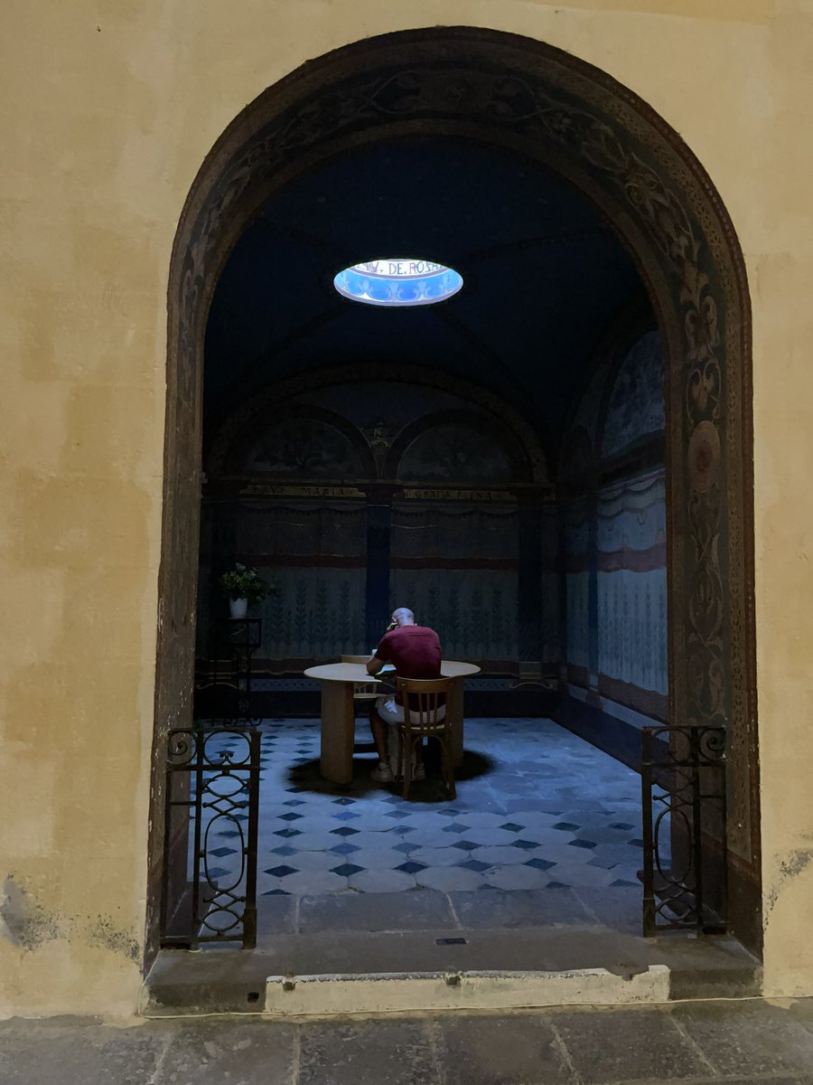 “De tout, il resta trois choses :
La certitude que tout était en train de commencer,
la certitude qu’il fallait continuer,
la certitude que cela serait interrompu avant que d’être terminé.”
F. Pessoa