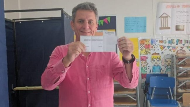Cooperativa's tweet photo. Un acto ilegal: Gonzalo de la Carrera subió foto con su voto marcado en el plebiscito #PlebiscitoCooperativa https://t.co/G7nIjsZ3lW https://t.co/LXOiawjFTl