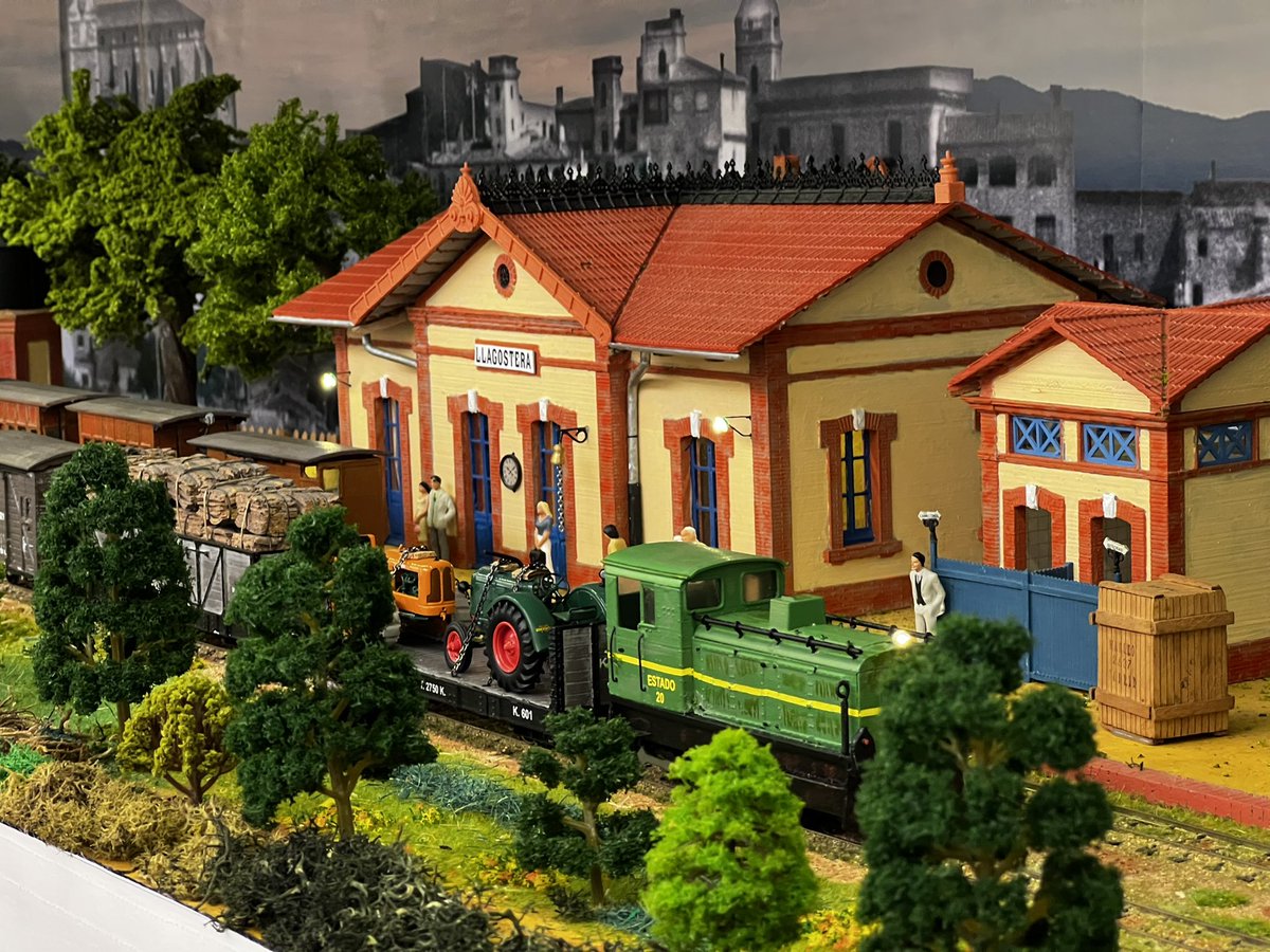 llagosteraldia's tweet photo. 🚂Espectacular maqueta del Carrilet que unia Girona amb Sant Feliu, al seu pas per #Llagostera. 

🥰Moltes gràcies als membres del Club Ferroviari de #CaldesdeMalavella, per compartir aquesta meravella.

✅Aquest cap de setmana l’hem tingut exposada al Local Social. 👏 https://t.co/ngxNWRnJfr