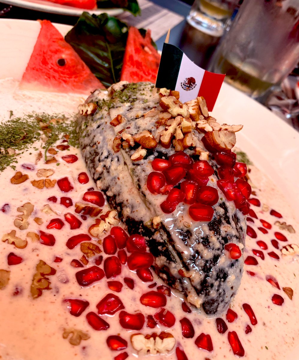 VroDurand's tweet photo. Gustan!?? #mmmquerico #ChileEnNogada #Mexico #Septiembre https://t.co/1F6BtreeQH